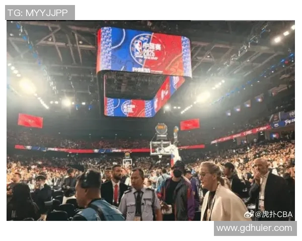 足球明星挑战篮球馆新玩法引发热议球迷期待跨界对决盛况