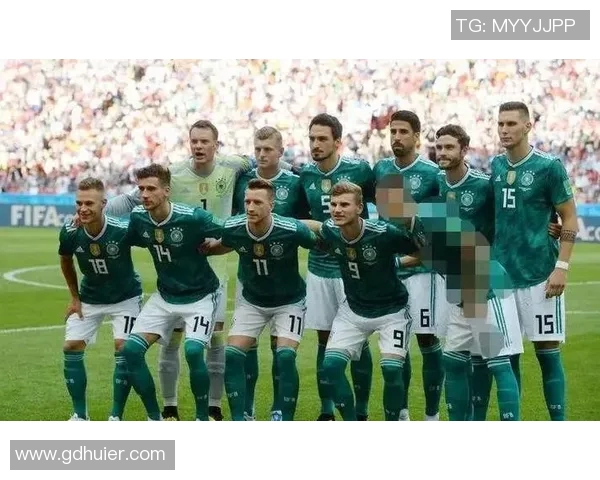 足球明星黄昏时分的高清瞬间展现他们的辉煌与沉思