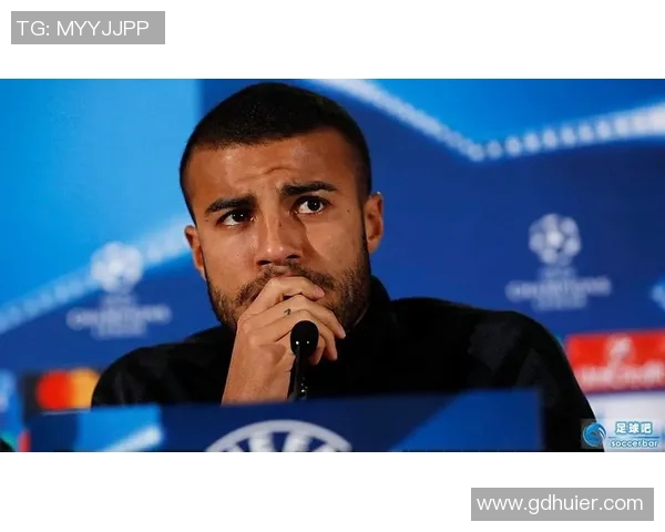 足球明星在比赛中佩戴护胸的真实照片展示与分析