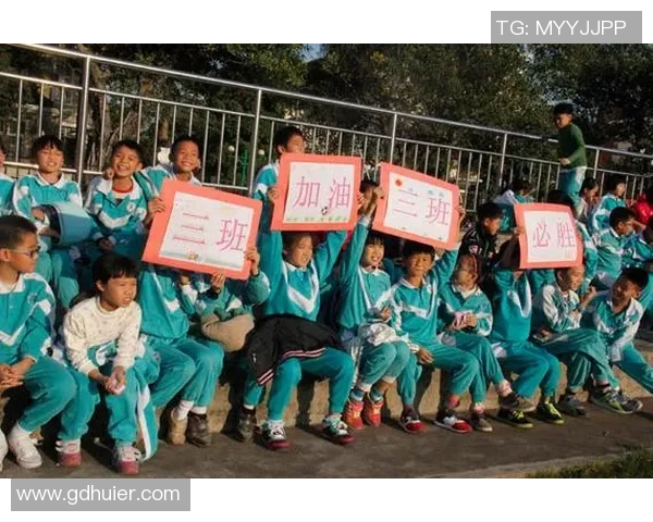 足球明星求红包的趣味图片分享让你乐享节日氛围与运动激情