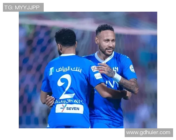 现年43岁的足球明星重返赛场引发热议球迷期待他的精彩表现 现年43岁的足球明星重返赛场引发热议球迷期待他的精彩表现