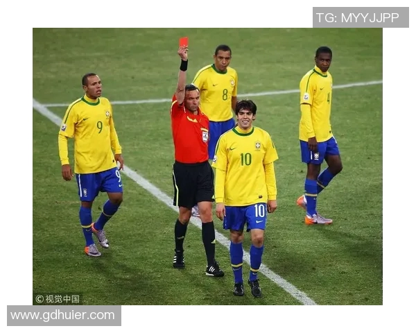 足球明星四人合照展现团结与友谊的精彩瞬间与激情时刻