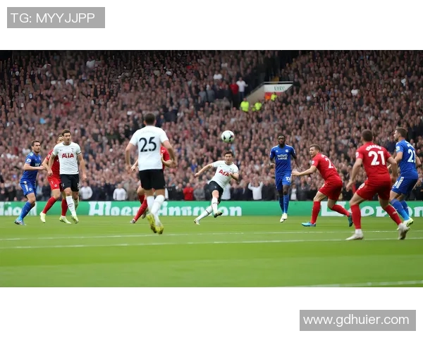 足球明星在绿茵场上的华丽舞步与瞬间决策的精彩瞬间描写 足球明星在绿茵场上的华丽舞步与瞬间决策的精彩瞬间描写